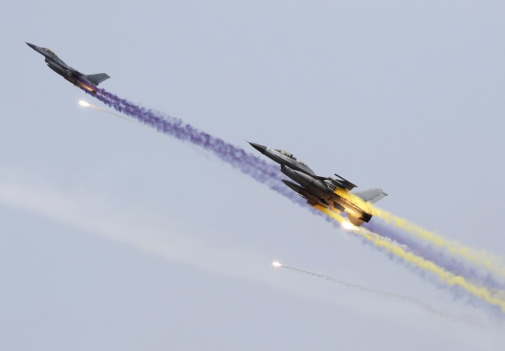 Aviones de combate surcoreanos KF-16 participan en unos ejercicios de fuego real con Estados Unidos (EFE)